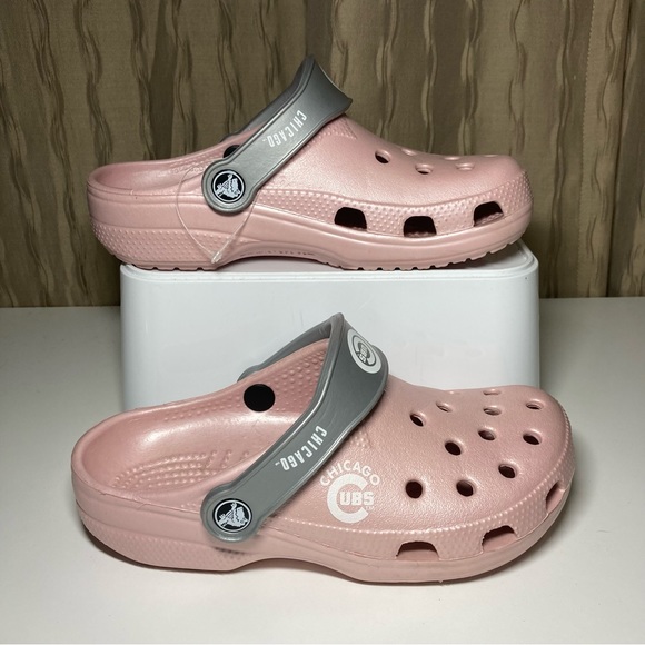 Crocs Chicago Cubs Pink Women's 4-5 XS Classic Clogs Pink Silver Unisex NWOT - Picture 2 of 15